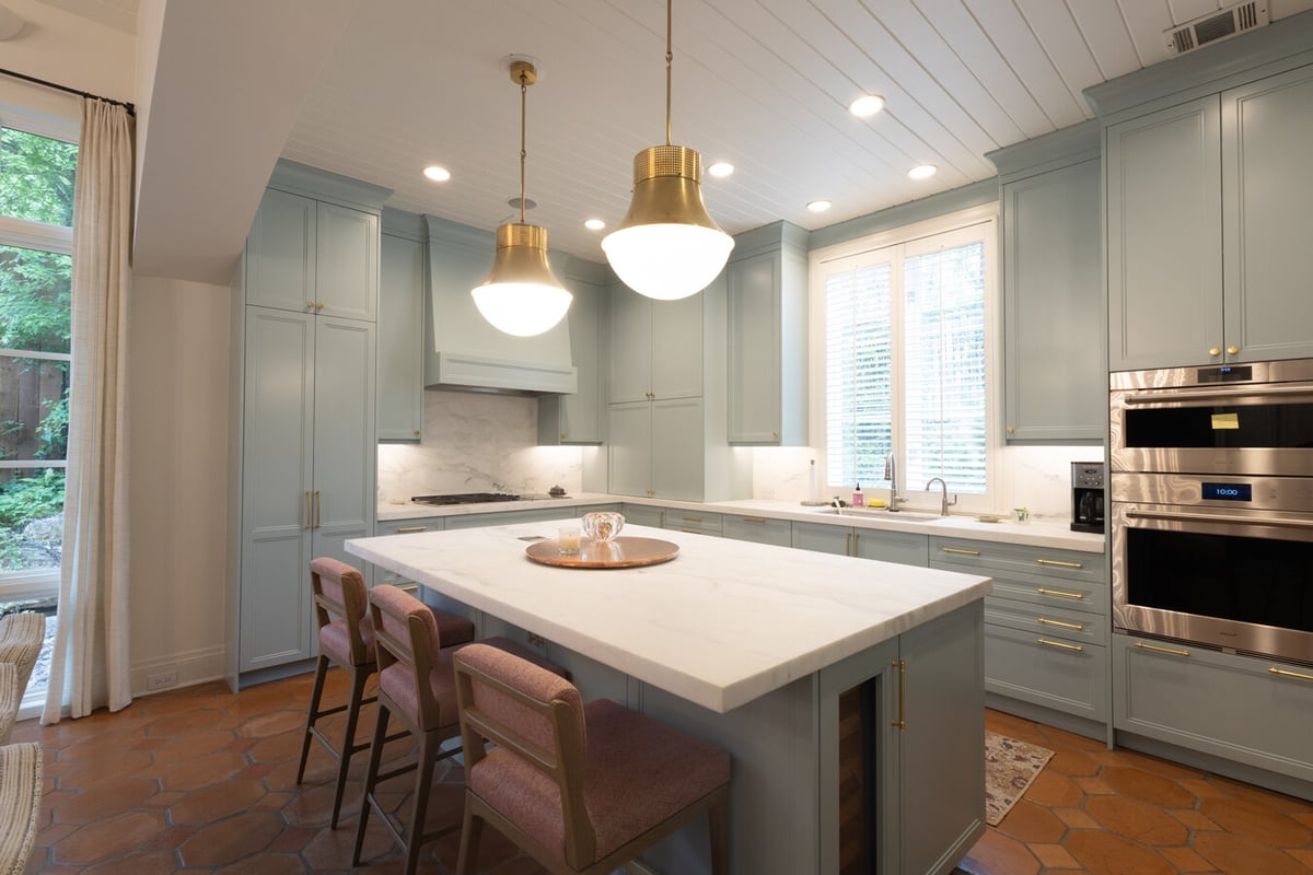 Modern kitchen renovation with marble backsplash by Wade Caldwell Construction in Olmos Park, TX