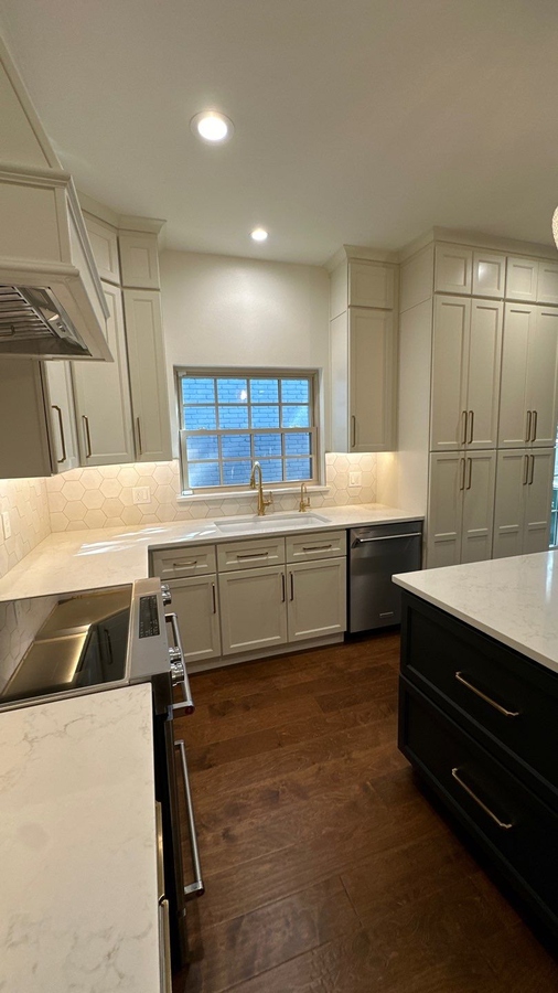 Custom kitchen featuring soft beige tones and stainless appliances in Olmos Park, TX by Wade Ca