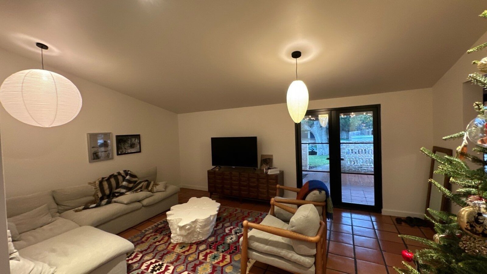 Cozy living room remodel with patterned rug and modern seating in Shavano Park, TX by 